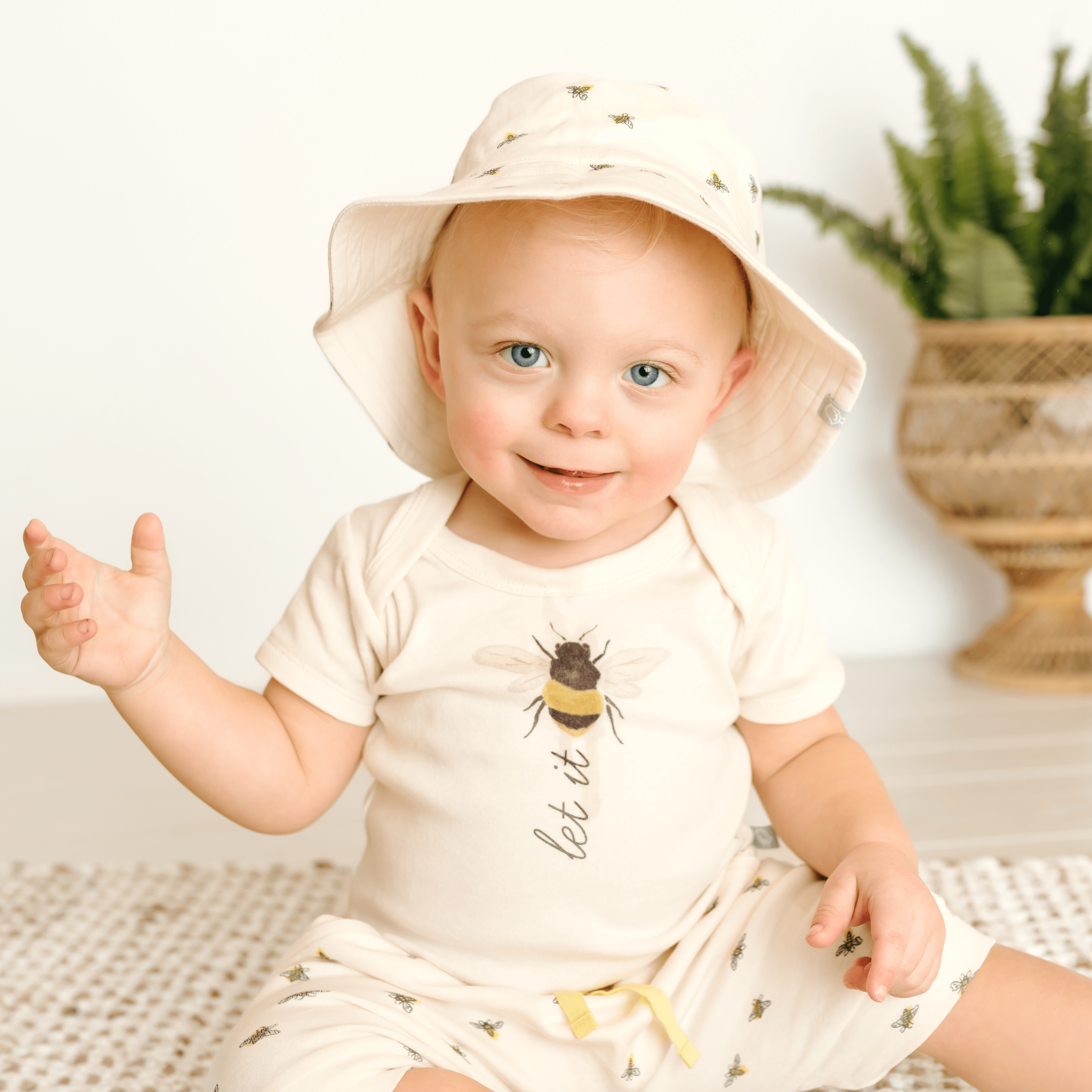 reversible bucket hat | busy bees